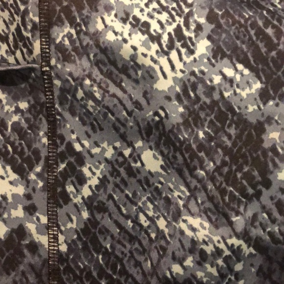 NWOT Snake Skin Print Cropped Yoga Pants - Picture 3 of 7
